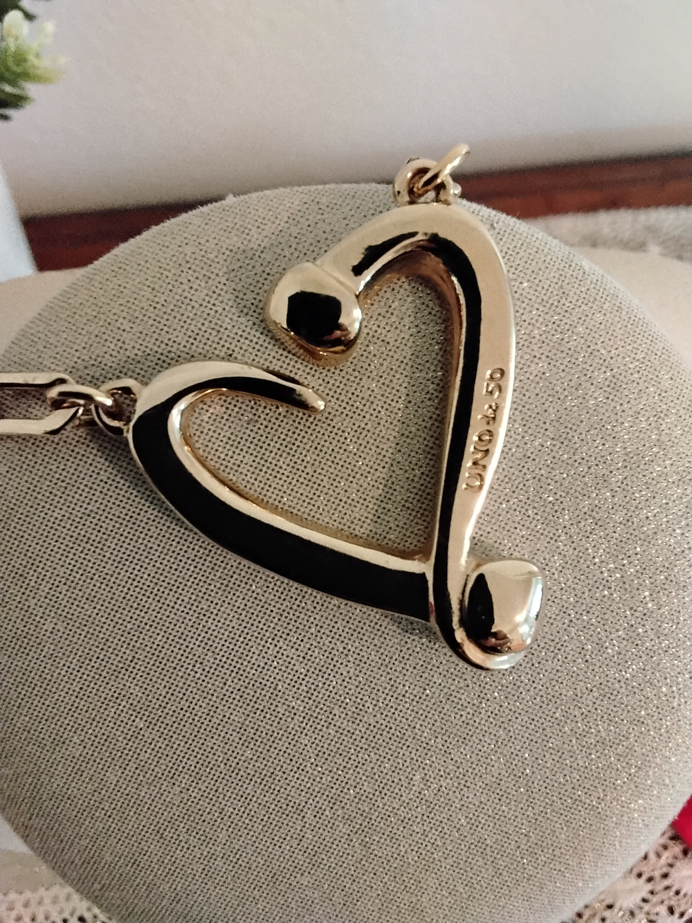 Beautiful UNO de 50 Gold Heart Pendant Necklace - Gold - Picture 7 of 7